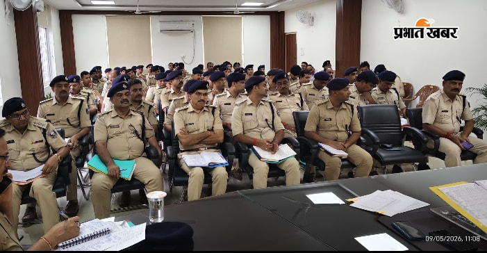 पुलिस अधिकारियों को निर्देश देते एसएसपी जगुनाथ रेड्डी जला रेड्डी बैठक में उपस्थित पुलिस अधिकारी | Prabhat Khabar Network