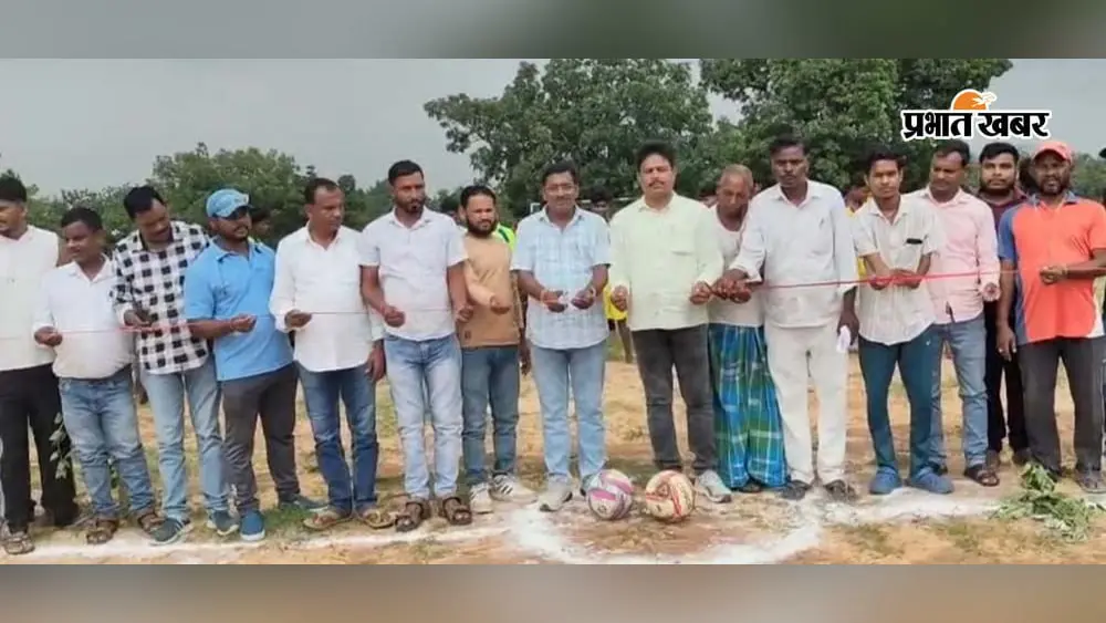 चतरा: छह टीमें, एक बड़ा सपना... गिद्धौर में पंचायत स्तरीय फुटबॉल टूर्नामेंट का आगाज