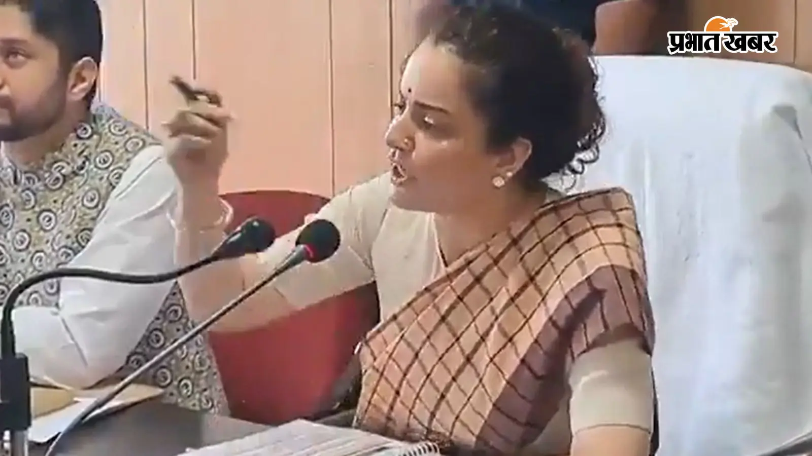 Video: कंगना का पारा हाई, जानिए क्यों बोलीं- फूहड़ किस्म के लोग हैं, जो चेयर पर बैठे हैं?