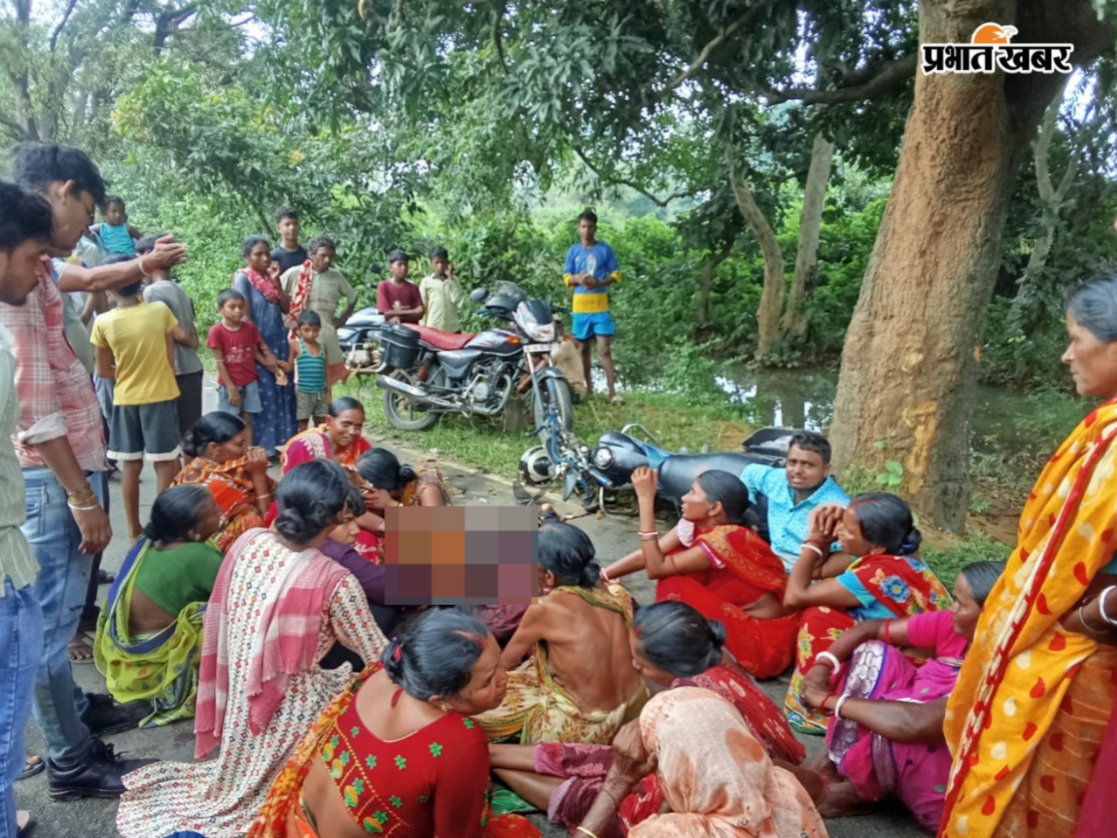 घटना स्थल पर जुटी भीड़ व रोते बिलखते परिजन l Prabaht Khabar Network