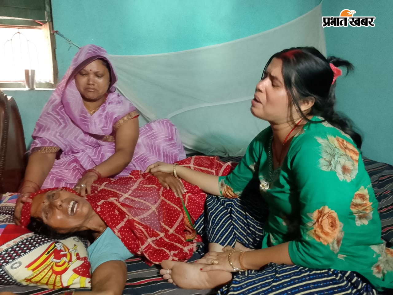 घटनास्थल पर चेक देते अंचलाधिकारी अकबर हुस रोटी भी लगता परिजन | Prabhat Khabar Network