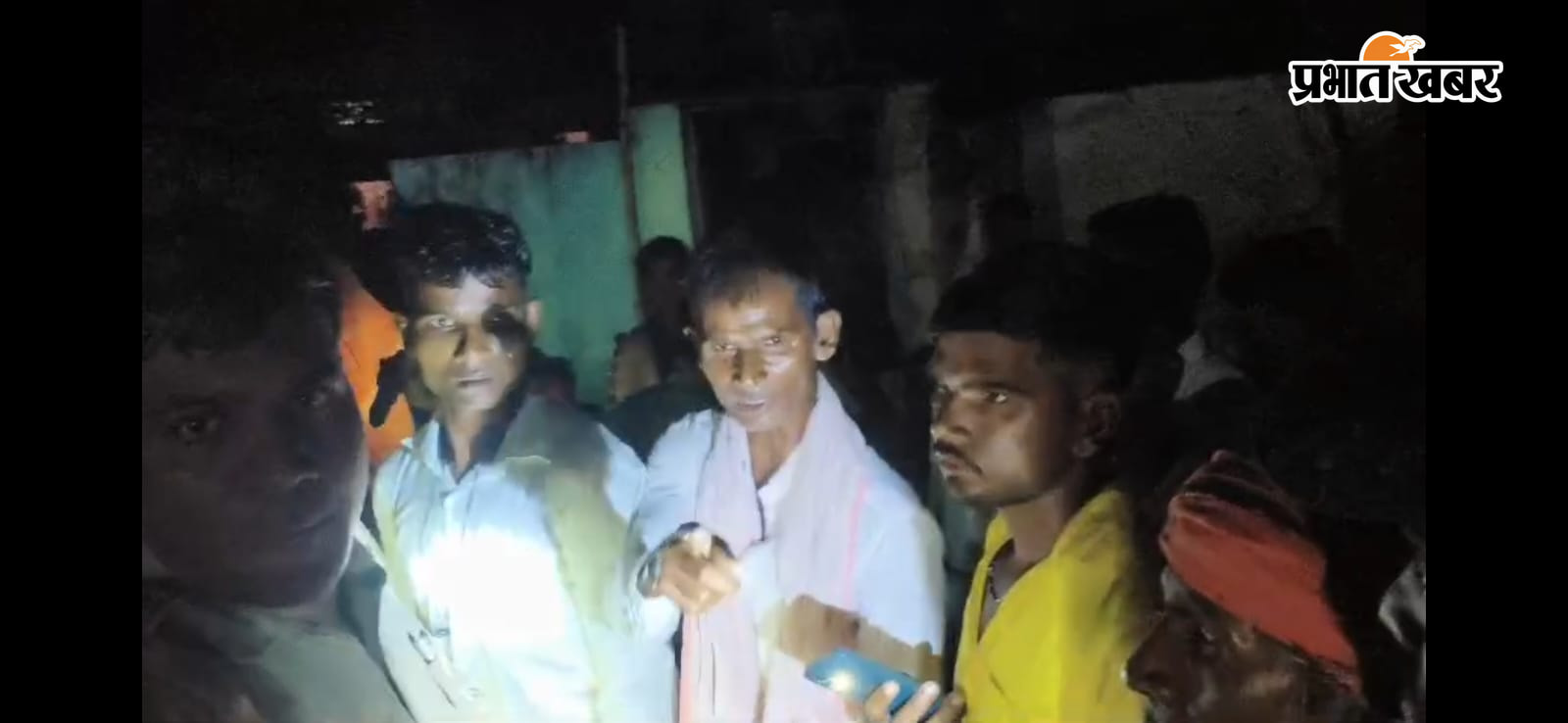 लाही गांव में पुलिस के साथ विवाद के बीच उमड़ी ग्रामीणों की भीड़   | Prabhat Khabar Network