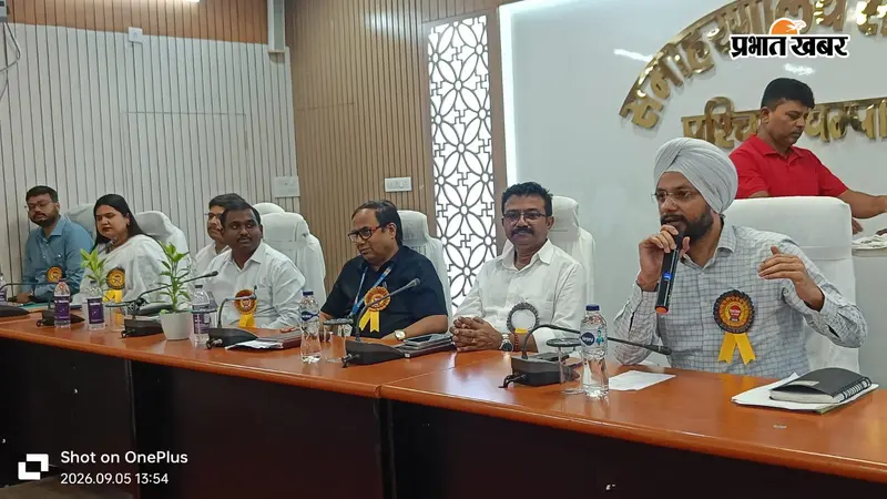शिक्षा में उत्कृष्ट काम करने वाले पश्चिम चंपारण के 58 गुरुजनों को मिला सम्मान, चेहरे पर दिखी उपलब्धि की खुशी