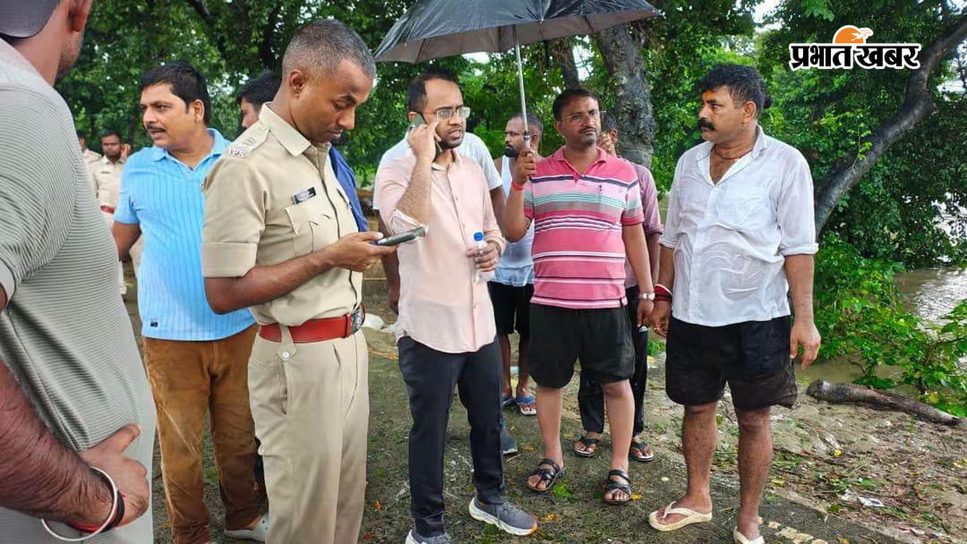 नोट: फोटो नंबर 5 सीएचपी 19 है कैप्सन होगा-कटाव स्थल का निरीक्षण करते डीएम | Prabhat Khabar Network