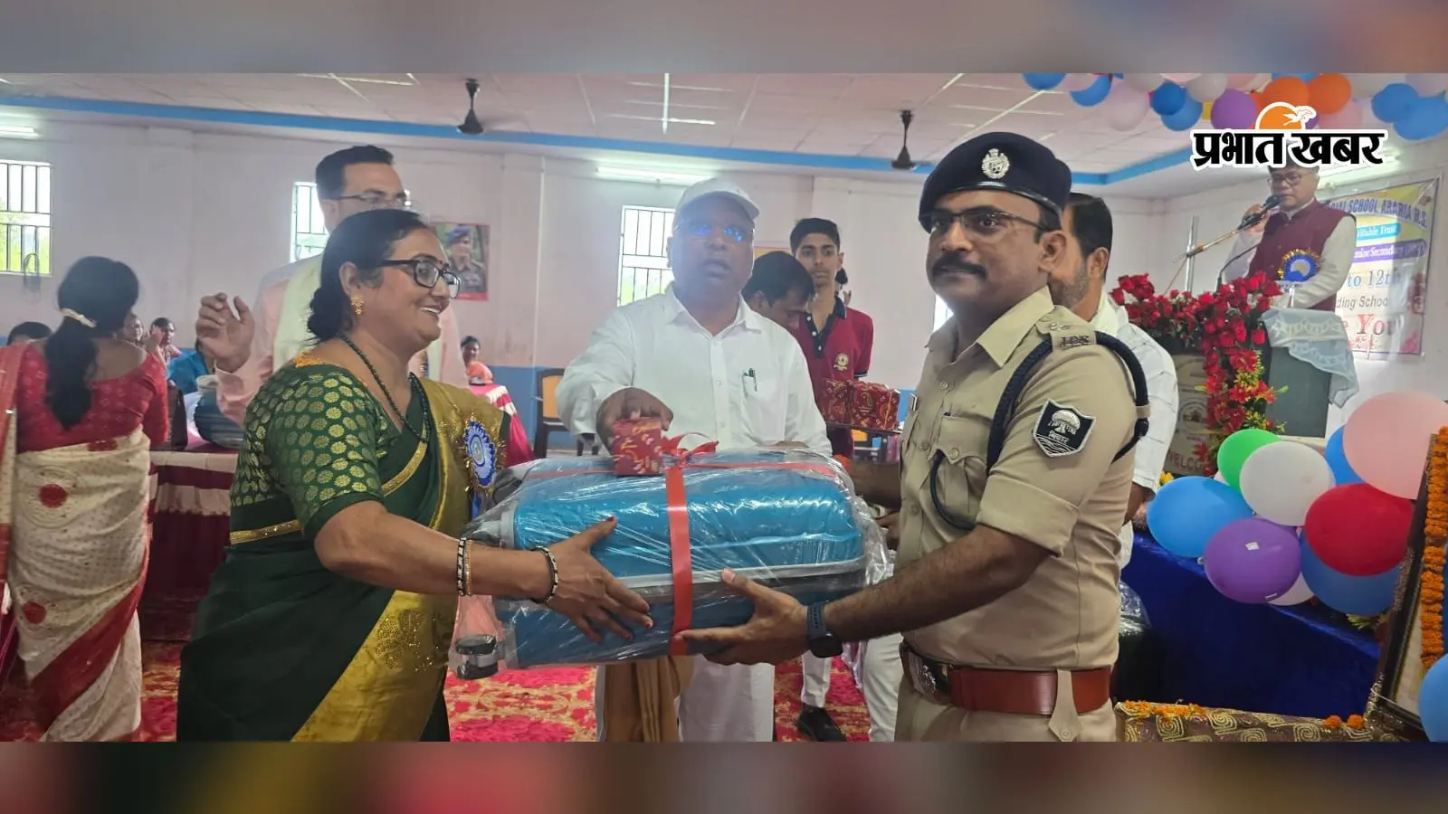 "शिक्षक वह दीपक है जो अज्ञानता का अंधकार मिटाता है..." अररिया में सजे मंच से दिग्गजों ने बयां की गुरु की महिमा