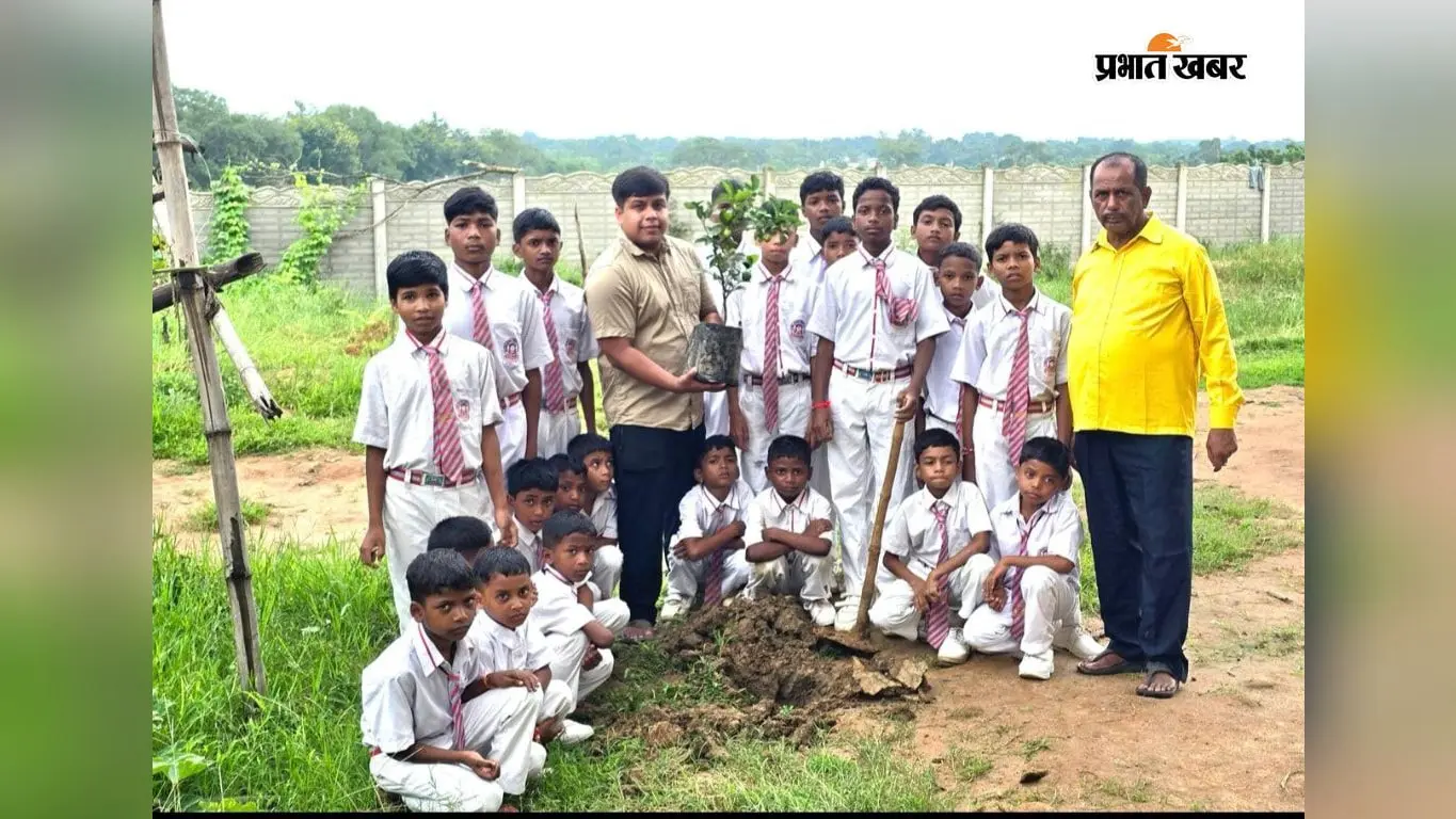यतिराज डिवाइन स्पार्क पब्लिक स्कूल में शिक्षक दिवस पर पौधरोपण