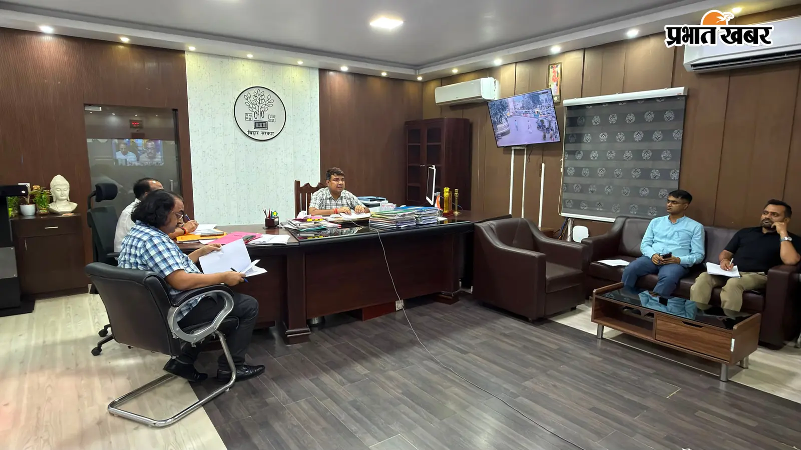 सासाराम में लंबित राजस्व मामलों पर डीएम सख्त, दाखिल-खारिज समेत सभी पेंडेंसी समयबद्ध निपटाने का निर्देश