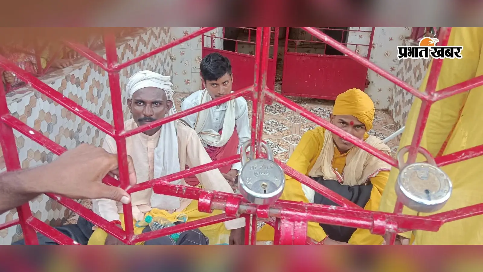 बच्चा चोरी के शक में गांव में मचा बवाल : भिक्षा मांग रहे छह लोगों को पकड़ पुलिस को सौंपा, पढ़े पूरी खबर