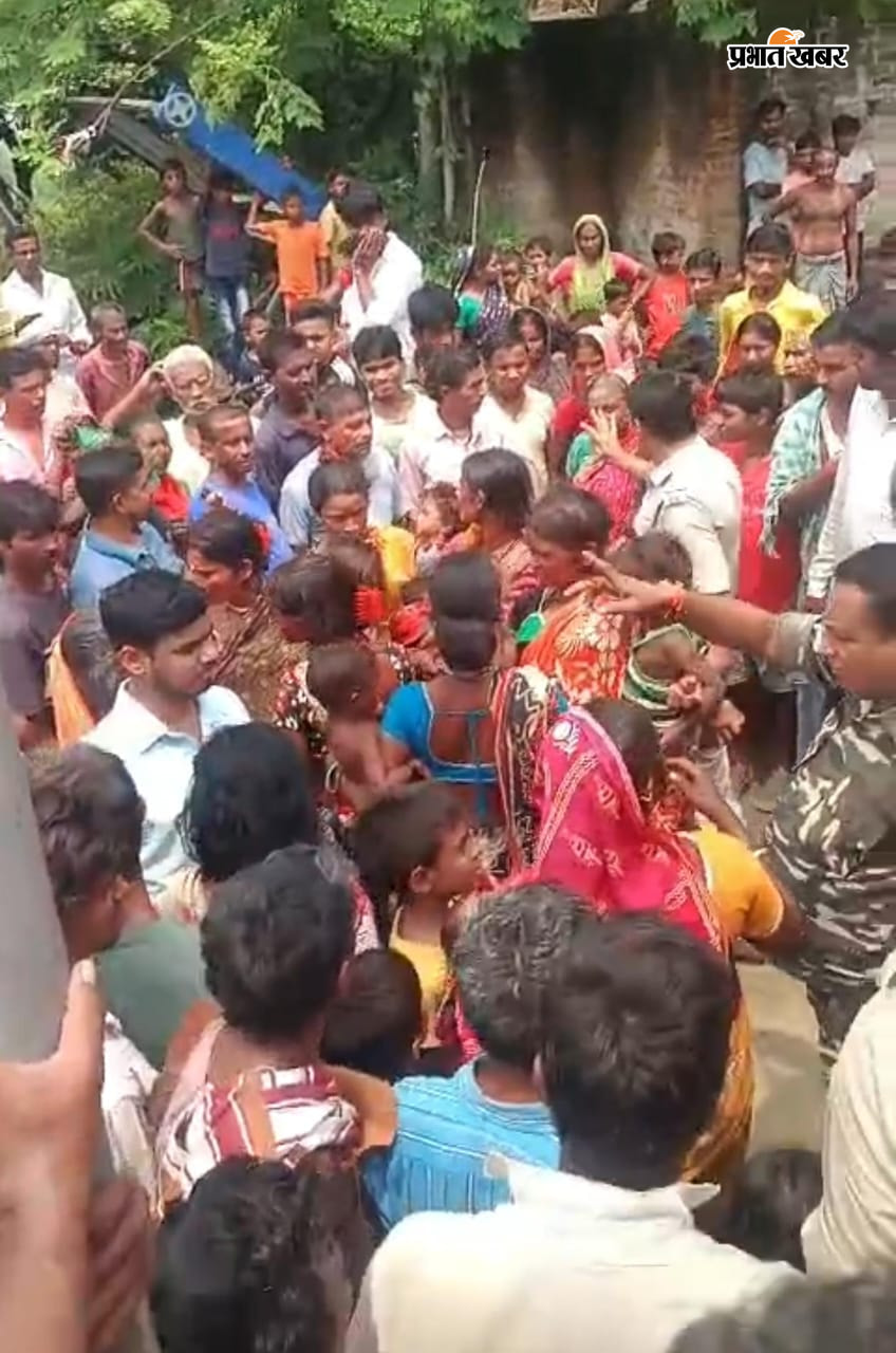 मंदिर में बंद कथित बच्चा चोर लोगों को समझती पुलिस उपस्थित भीड़ | Prabhat Khabar Network