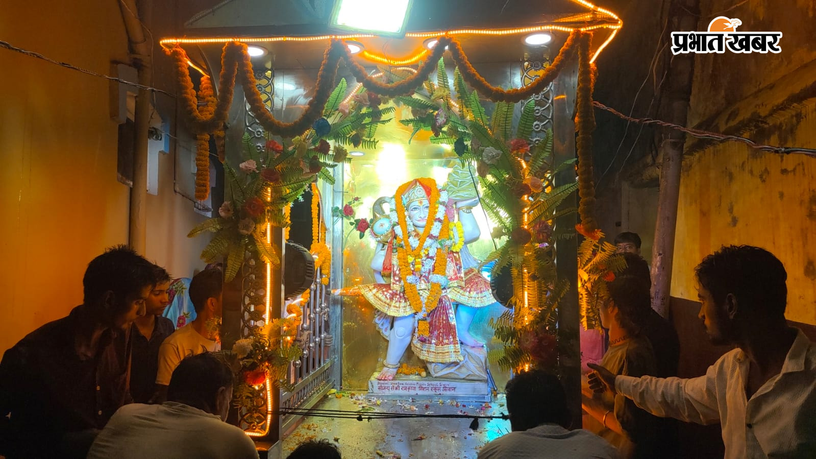 फोटो: स्थापित बजरंगबली का मूर्ति फ़ोटो.करतब दिखाते लोग | Prabhat Khabar Network
