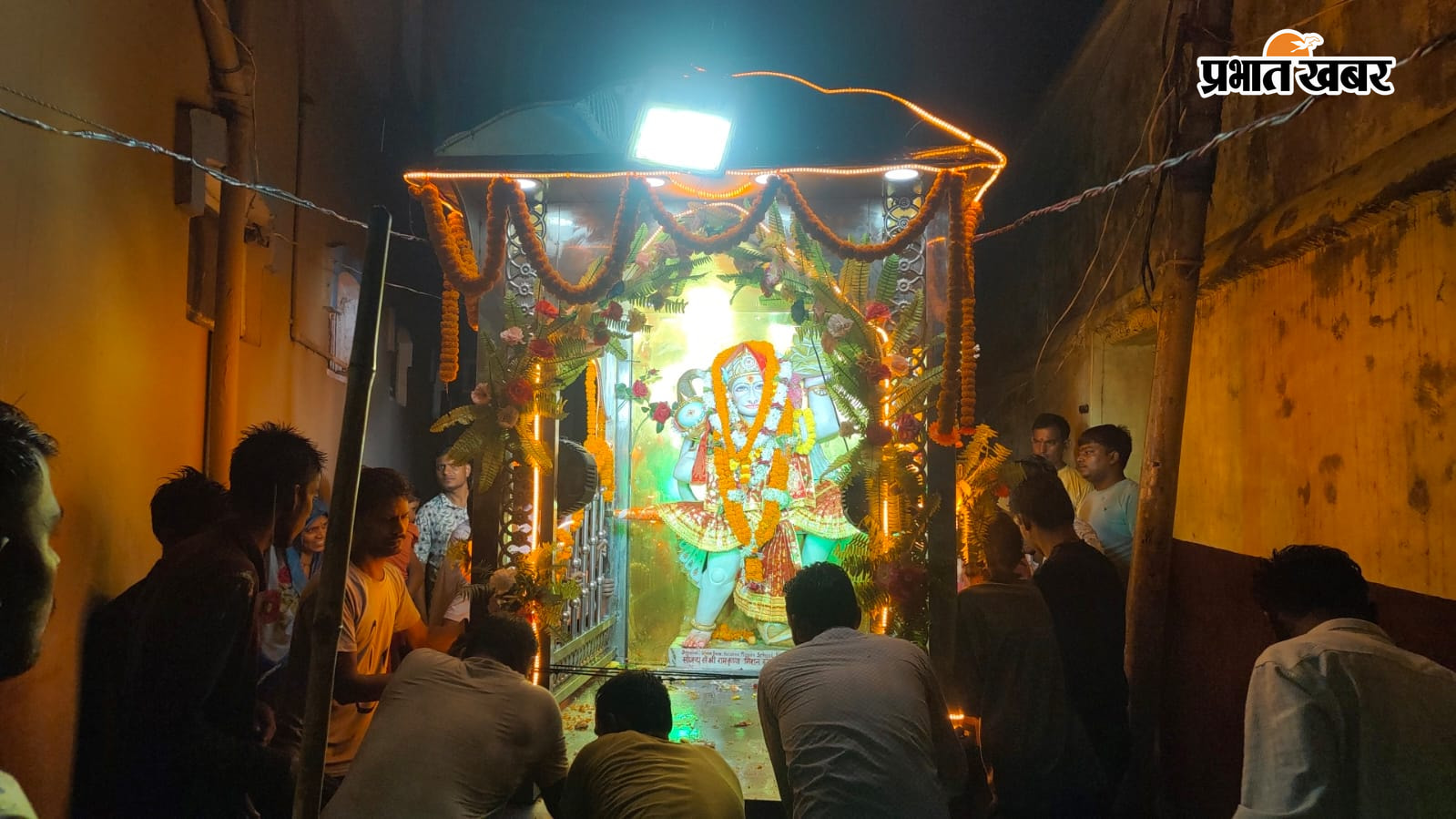 फोटो: स्थापित बजरंगबली का मूर्ति फ़ोटो.करतब दिखाते लोग | Prabhat Khabar Network