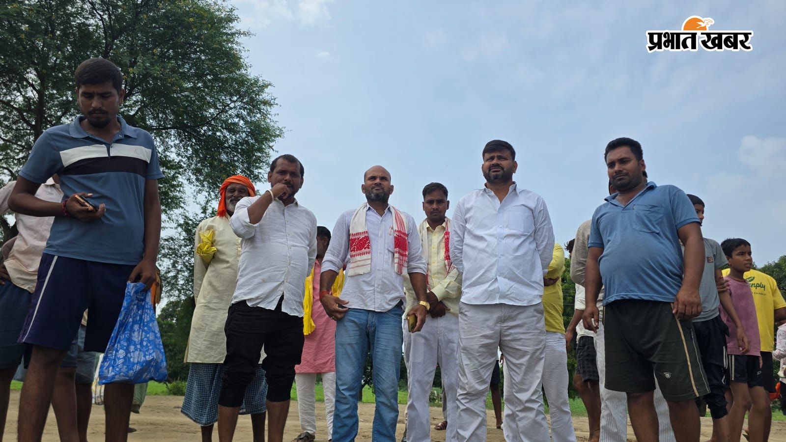 नैनीजोर में बाढ़ प्रभावित क्षेत्रों का दौरा करते पूर्व विधायक डॉ. अजीत कुमार सिंह | Prabhat Khabar Network