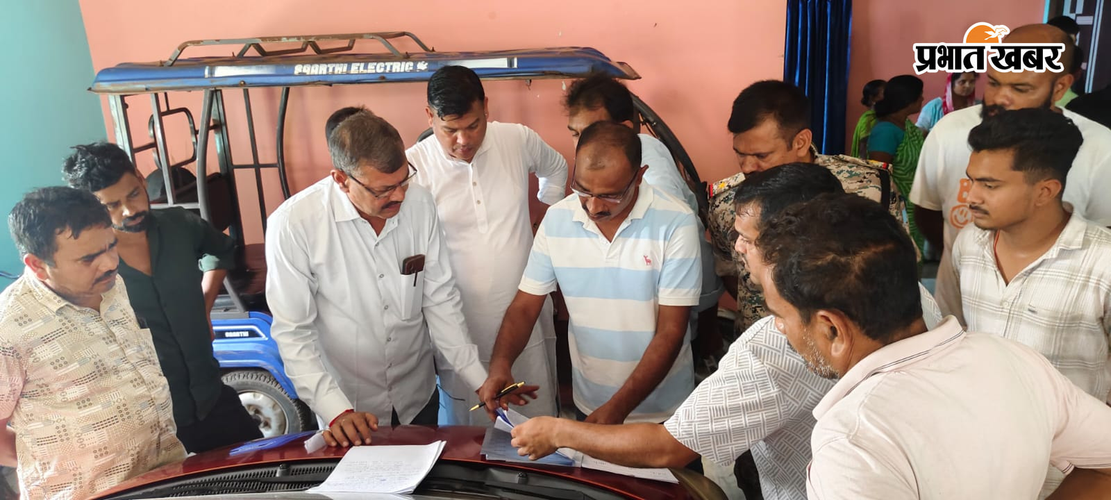 रोते बिलखते परिजन और पंचनामा करती पुलिस. | Prabhat Khabar Network