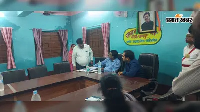 फर्जी मतदाताओं की शिकायत पर उधवा पहुंचे मुख्य निर्वाचन पदाधिकारी, पंचायत सचिवालय में की जांच