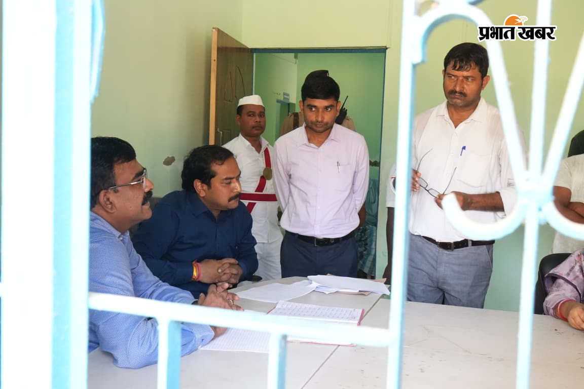 जानकारी लेते मुख्य निर्वाचन पदाधिकारी | Prabhat Khabar Network