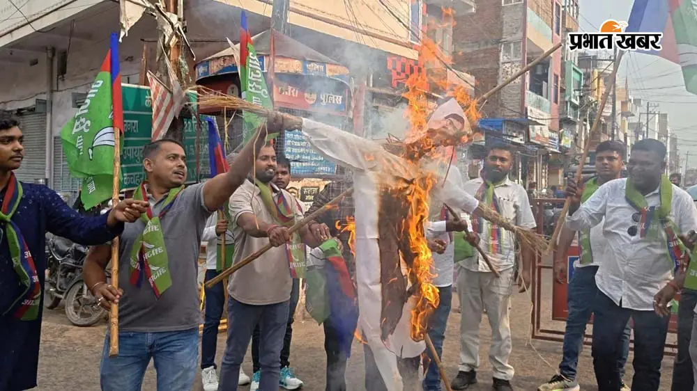 JPSC-CGL विवाद पर सियासत तेज, चतरा में AJSU ने सीएम हेमंत सोरेन का पुतला फूंका
