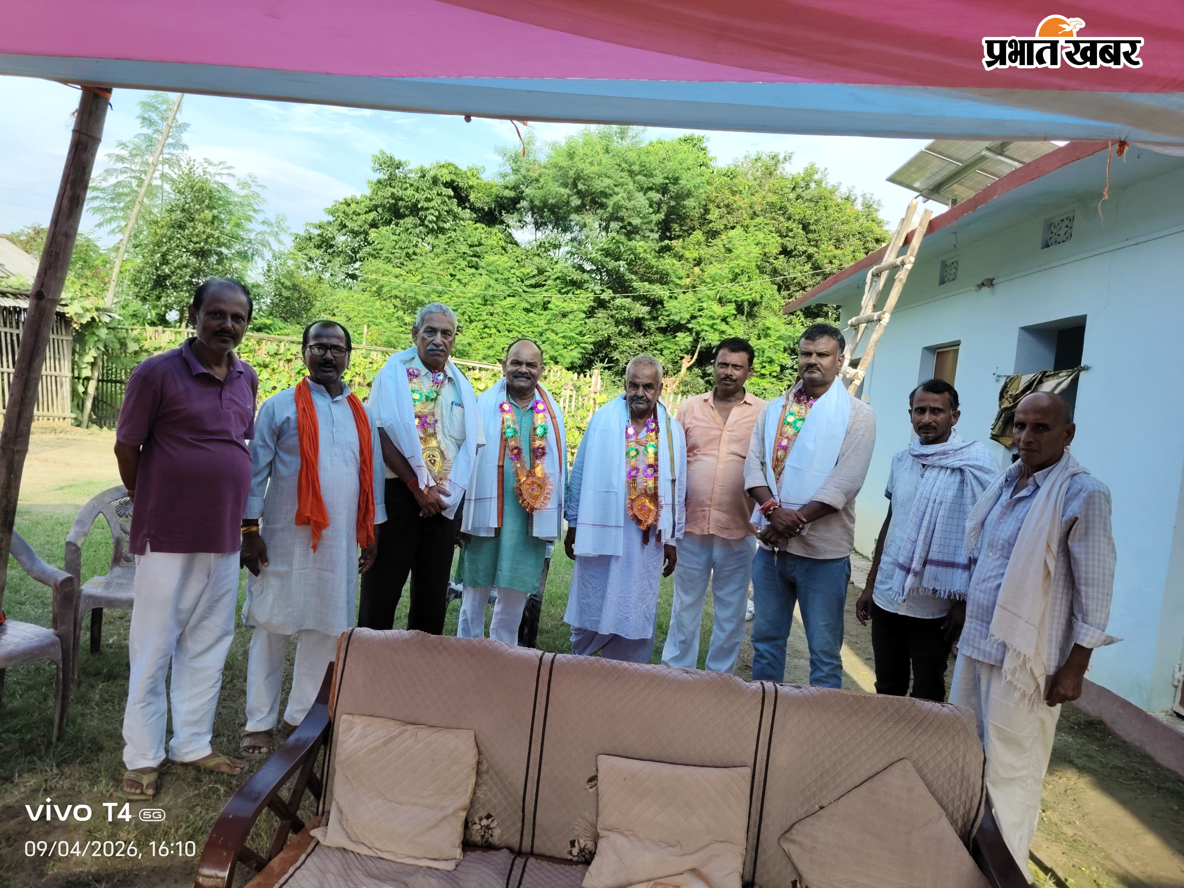फोटो कैप्शन, बिशनपुर में हिंदू परिषद के नेताओं का स्वागत करतें स्थानीय ग्रामीण | Prabhat Khabar Network