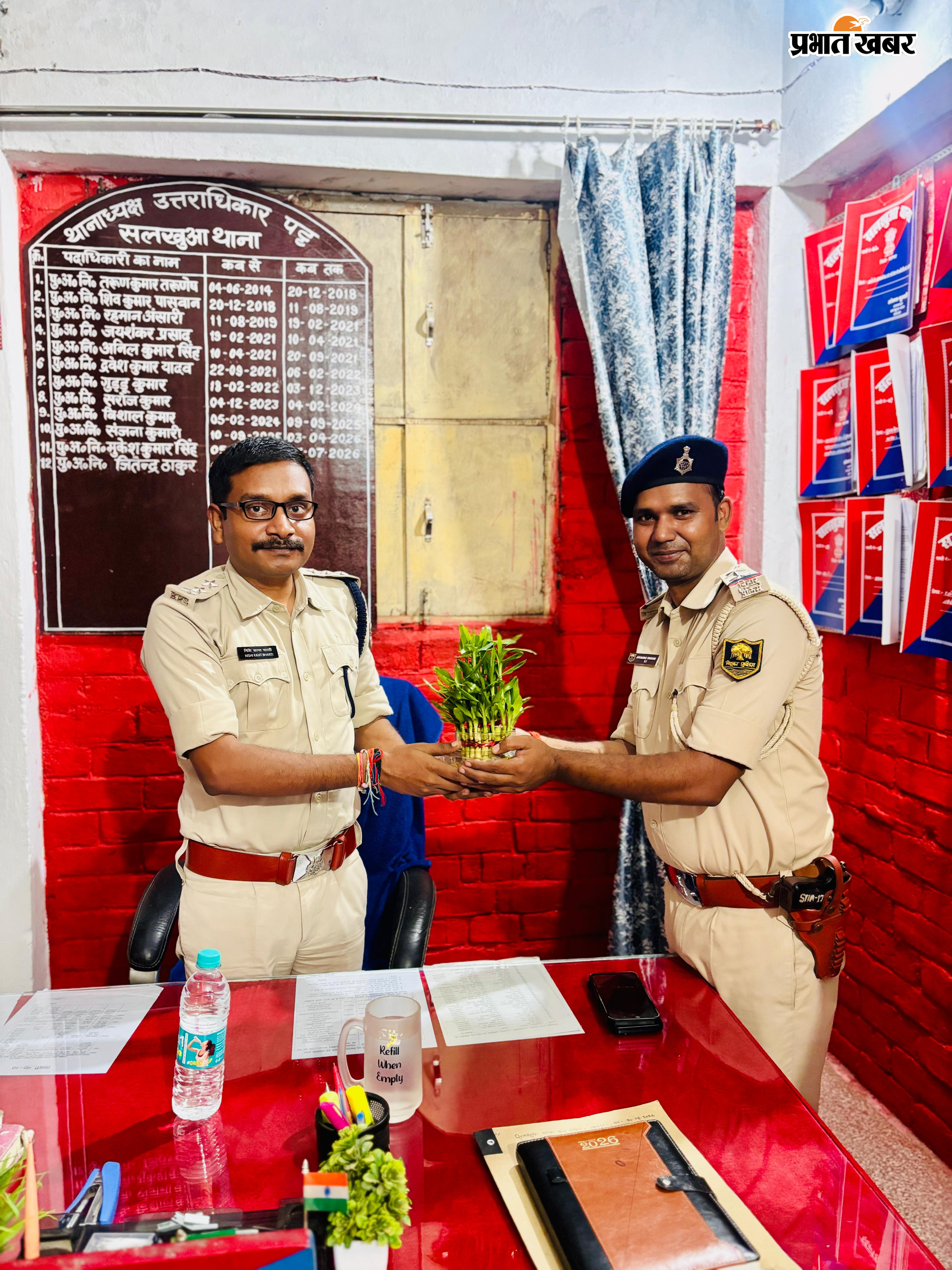 फोटो - सलखुआ - सलखुआ थाना में सीडीपीओ निशिकांत भारती को सम्मानित करते एस एच ओ जितेंद्र ठाकुर | Prabhat Khabar Network