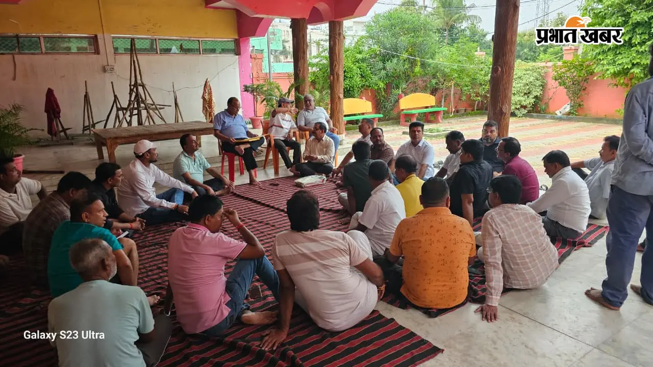 दुर्गा पूजा को लेकर झुमरीतिलैया में बैठक, महेंद्र अध्यक्ष तो उपेंद्र सिंह सचिव चुने गये