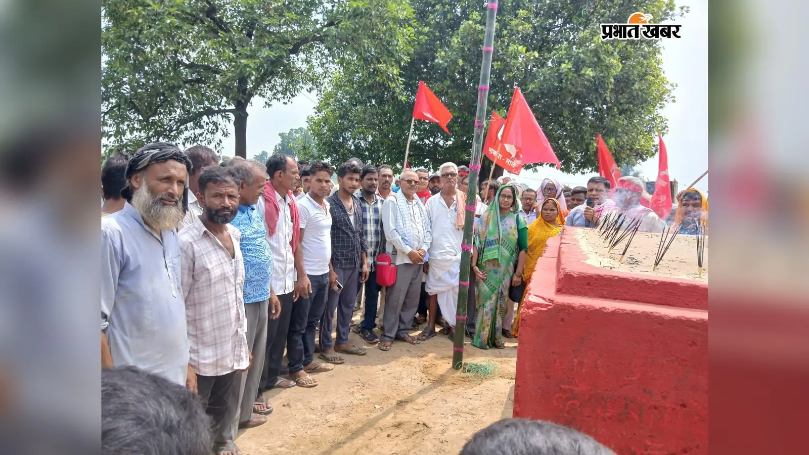 शहीद स्मारक पर जुटे भाकपा-माले कार्यकर्ता, अधूरे सपनों को पूरा करने का लिया संकल्प
