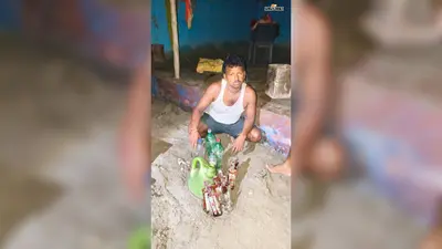 कमर भर पानी पारकर शराब कारोबारी के घर पहुंची पुलिस, गिरफ्तार
