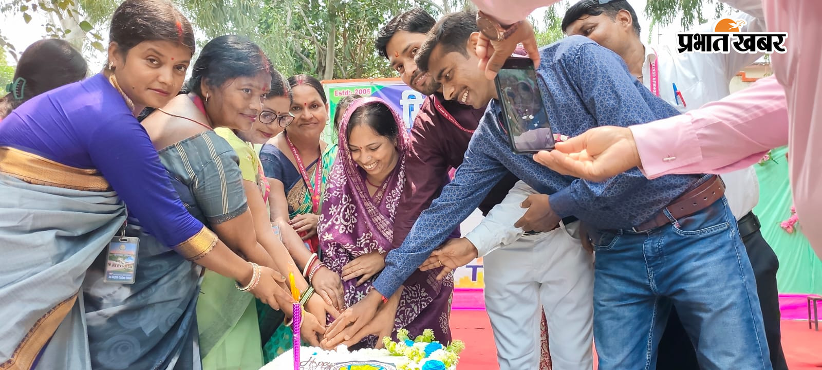 फोटो कैप्शन : शिक्षक दिवस पर केक काटकर मनाते विद्यालय प्रबंधन के शिक्षक शिक्षिकाएं | Prabhat Khabar Network