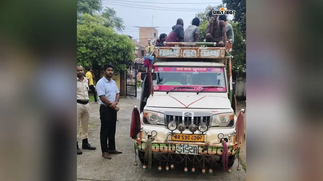 पिकअप की छत पर सवारी बैठाने पर डीटीओ की बड़ी कार्रवाई