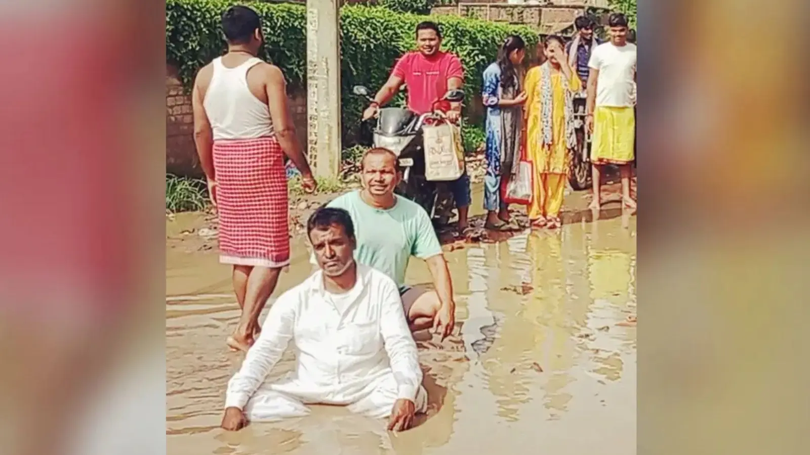 बक्सर में जर्जर सड़क और नाला निर्माण की मांग को लेकर पानी भरे गड्ढे में बैठी कांग्रेस, एक महीने का अल्टीमेटम