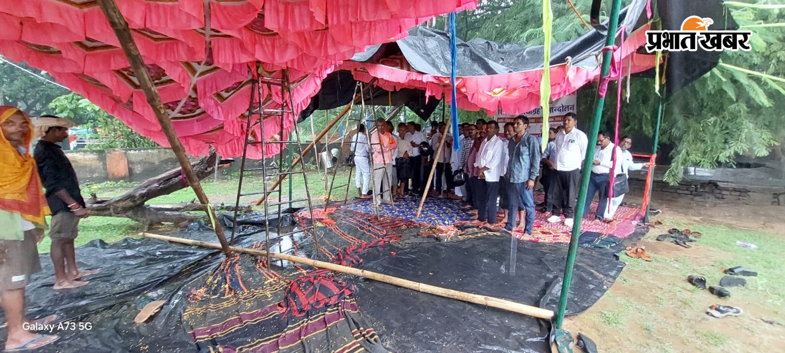 फोटो - धरना के दौरान संबोधित करते शिक्षक नेतागण  फोटो -भारी बारिश की वजह क्षतिग्रस्त हुआ पंडाल  | Prabhat Khabar Network