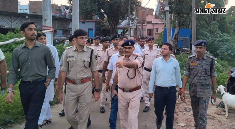 सीवान: महावीरी अखाड़े को लेकर हुसैनगंज में फ्लैग मार्च, डीएम-एसपी ने परखी सुरक्षा व्यवस्था