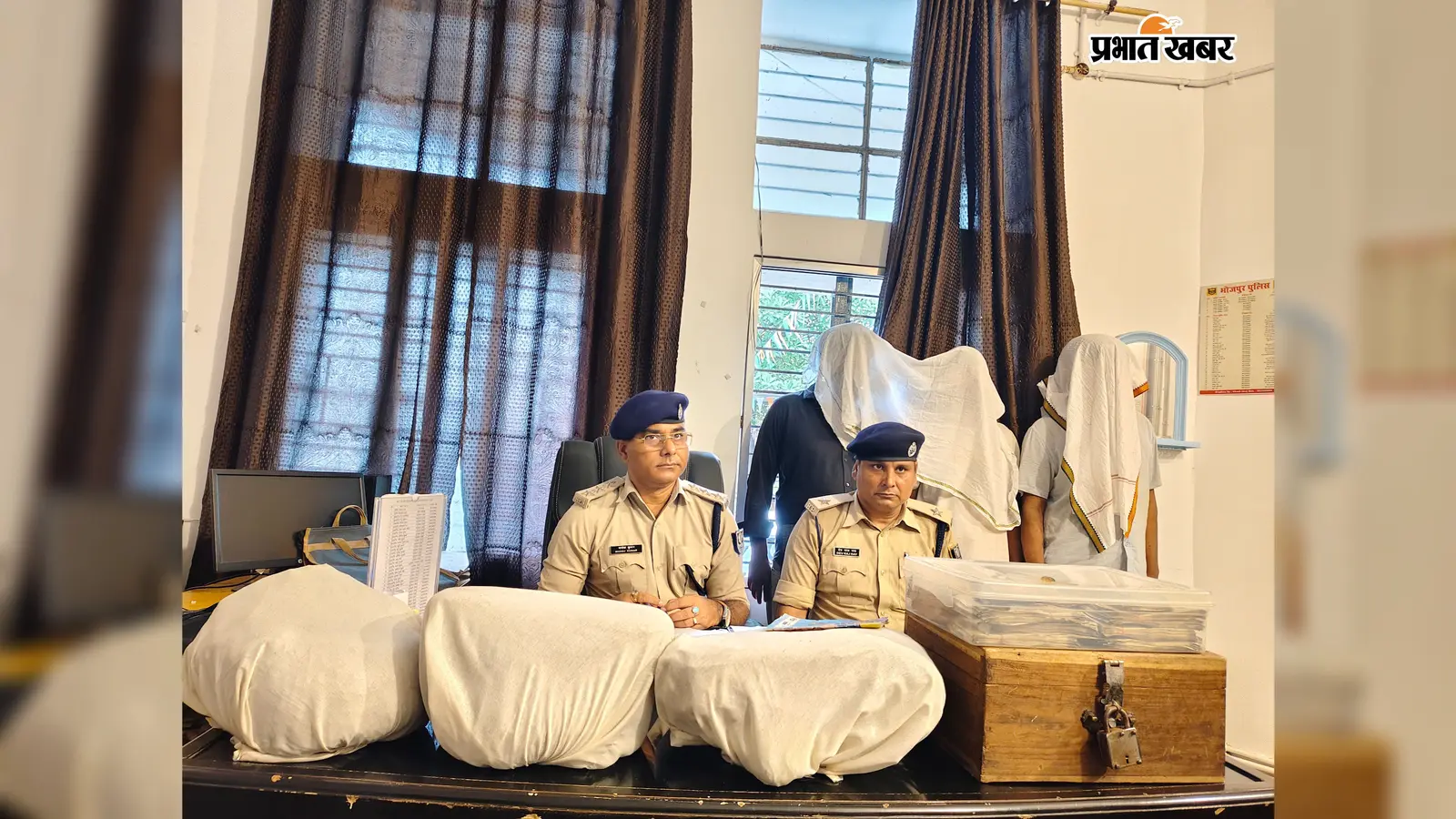 आरा में 12.5 किलो गांजा, सोने का बिस्कुट और 10 लाख नकदी के साथ तीन तस्कर गिरफ्तार