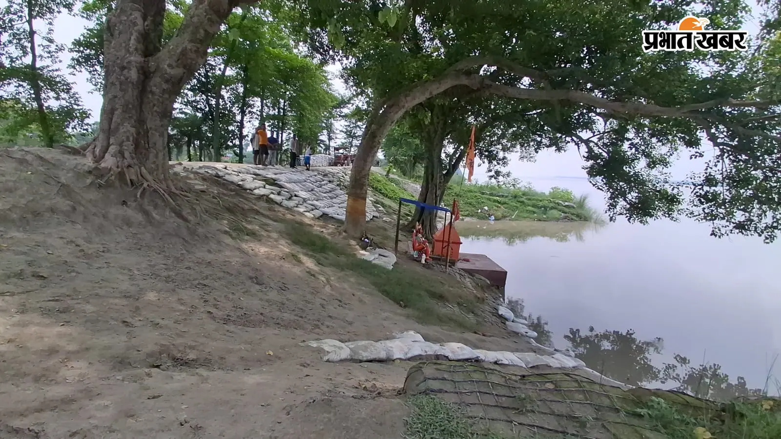 वैशाली: लालगंज में खतरे के निशान से एक मीटर ऊपर बह रही गंडक नदी; तिरहुत तटबंध से सटकर हो रहा तेज बहाव, संवेदनशील घाटों पर एसडीआरएफ तैनात