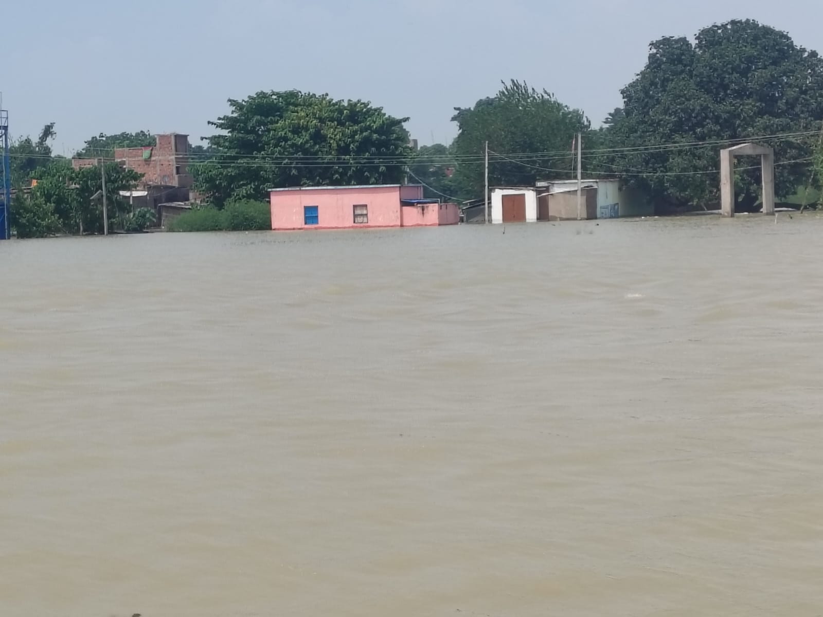 गंगा का जलस्तर बढ़ने से बाढ़ के पानी में डूबा स्कूल, परिसर में भरा पानी।