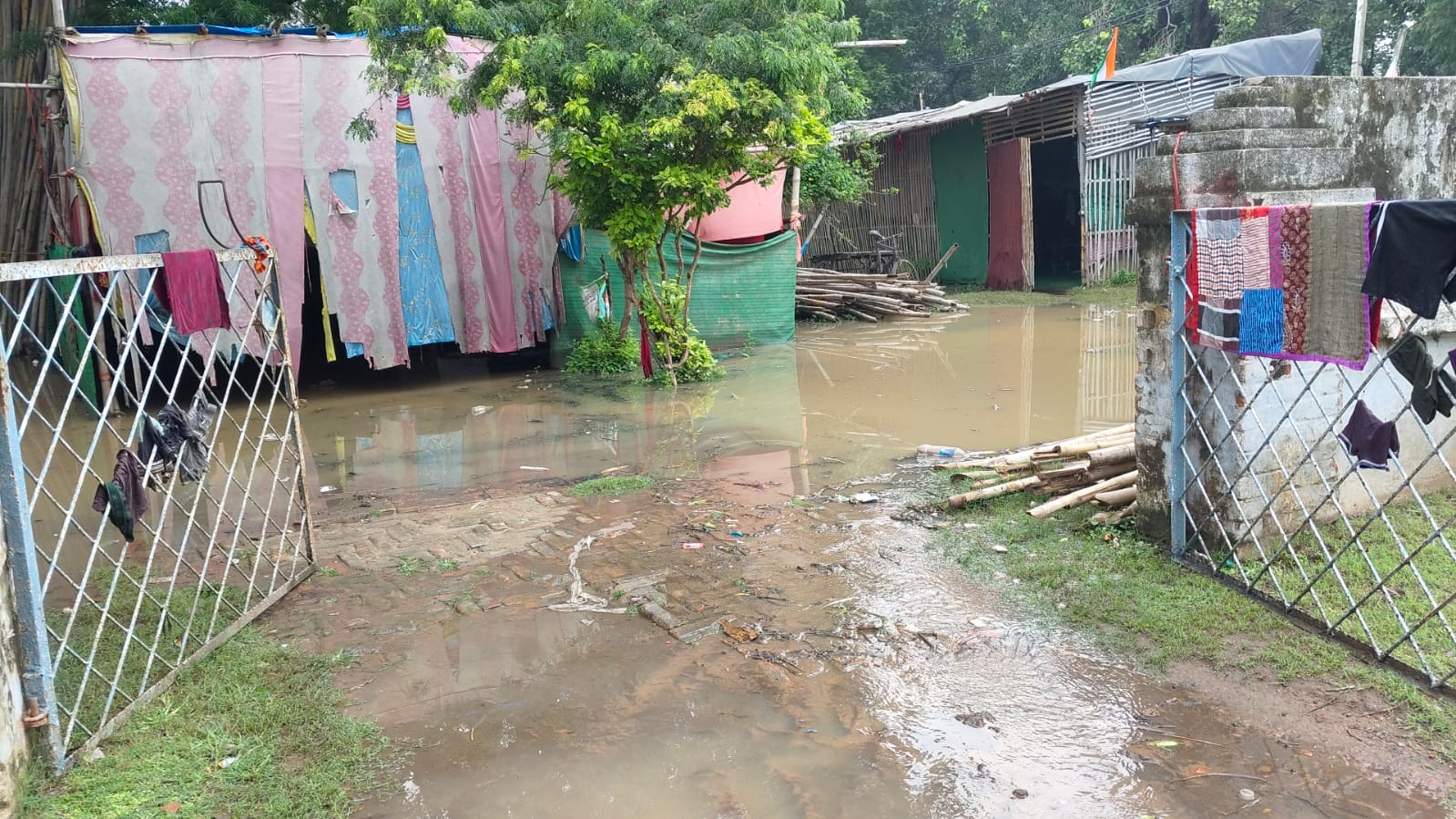 दानापुर छावनी के पोस्ट ऑफिस इलाके में बाढ़ का पानी घुसने लगा है।