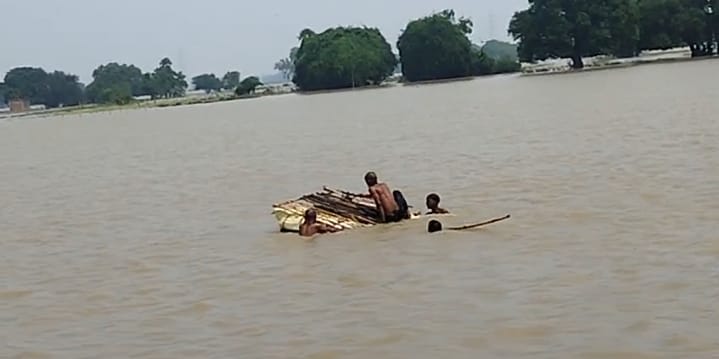 पानी के बीच जान जोखिम में डालकर आवागमन करते लोग
