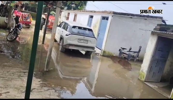 फोटो कैप्शन: पिपरिया थाना में बाढ़ का पानी  फोटो कैप्शन: पिपरिया सामुदायिक स्वास्थ्य केंद्र में बाढ़ का पानी | Prabhat Khabar Network