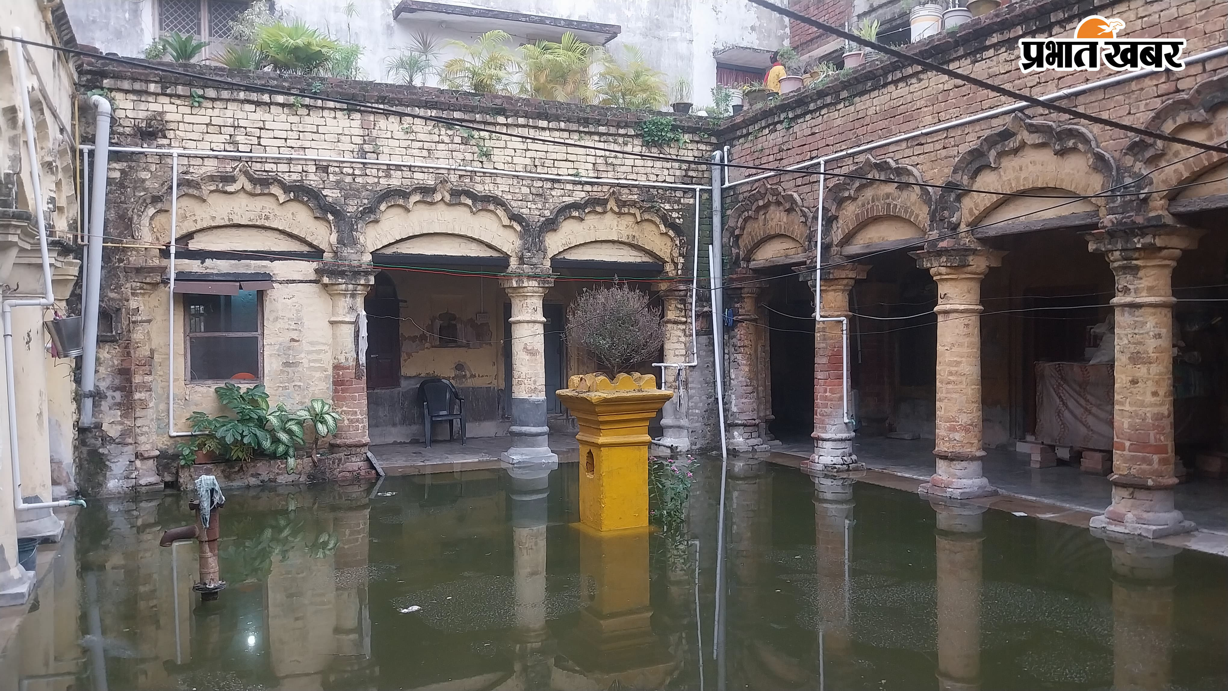 गंगा उच्चतम जलस्तर से महज एक सेमी नीचे, बड़हिया में बाढ़ से हाहाकार -गांधीघाट पर 50.51 मीटर पर गंगा, खतरे के निशान से 1.91 मीटर ऊपर -दियारा में कटाव का खतरा, हजारों एकड़ फसल डूबी -10 हजार लोगों का संपर्क टूटा | Prabhat Khabar Network