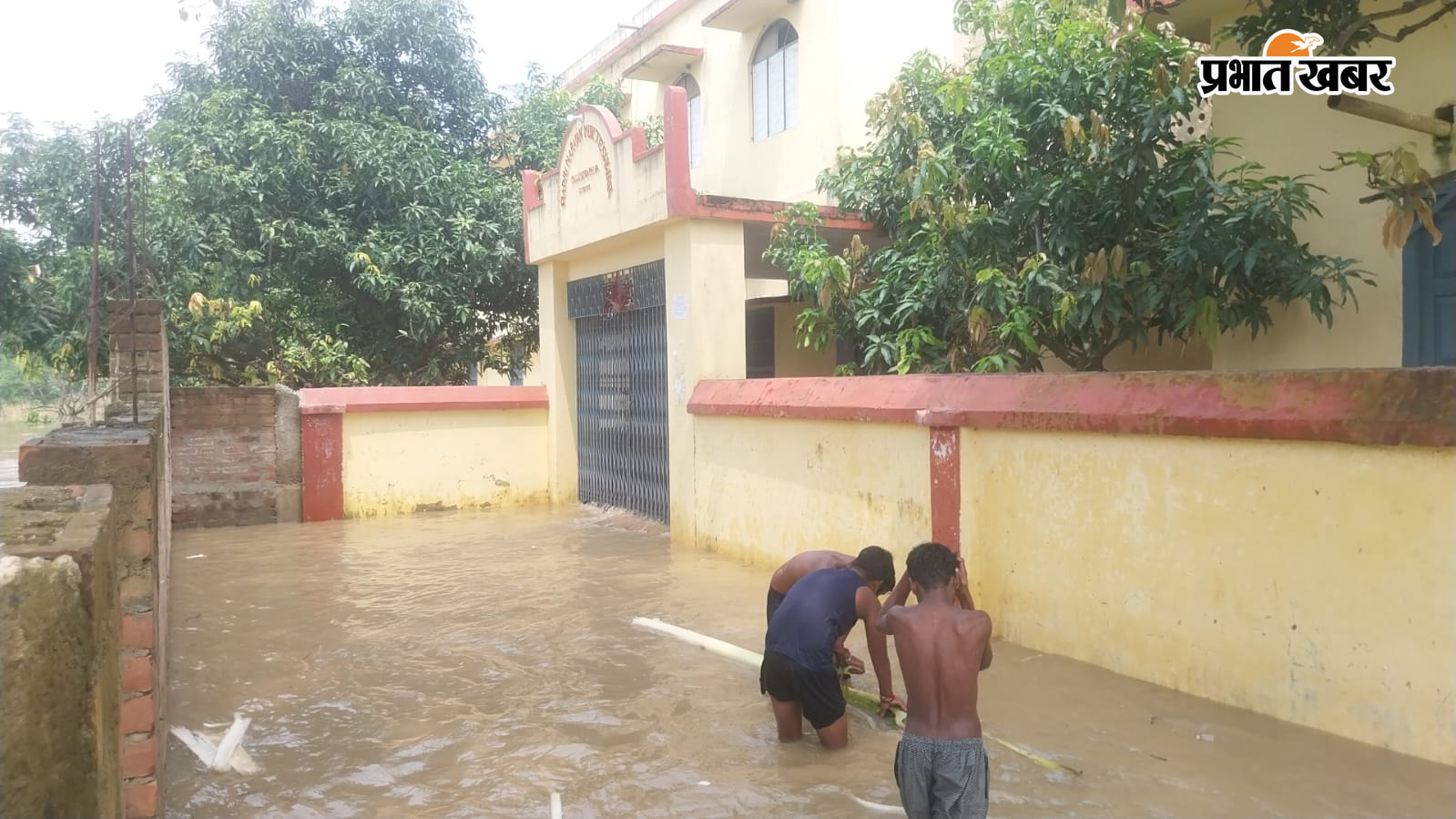 गंगा उच्चतम जलस्तर से महज एक सेमी नीचे, बड़हिया में बाढ़ से हाहाकार -गांधीघाट पर 50.51 मीटर पर गंगा, खतरे के निशान से 1.91 मीटर ऊपर -दियारा में कटाव का खतरा, हजारों एकड़ फसल डूबी -10 हजार लोगों का संपर्क टूटा | Prabhat Khabar Network