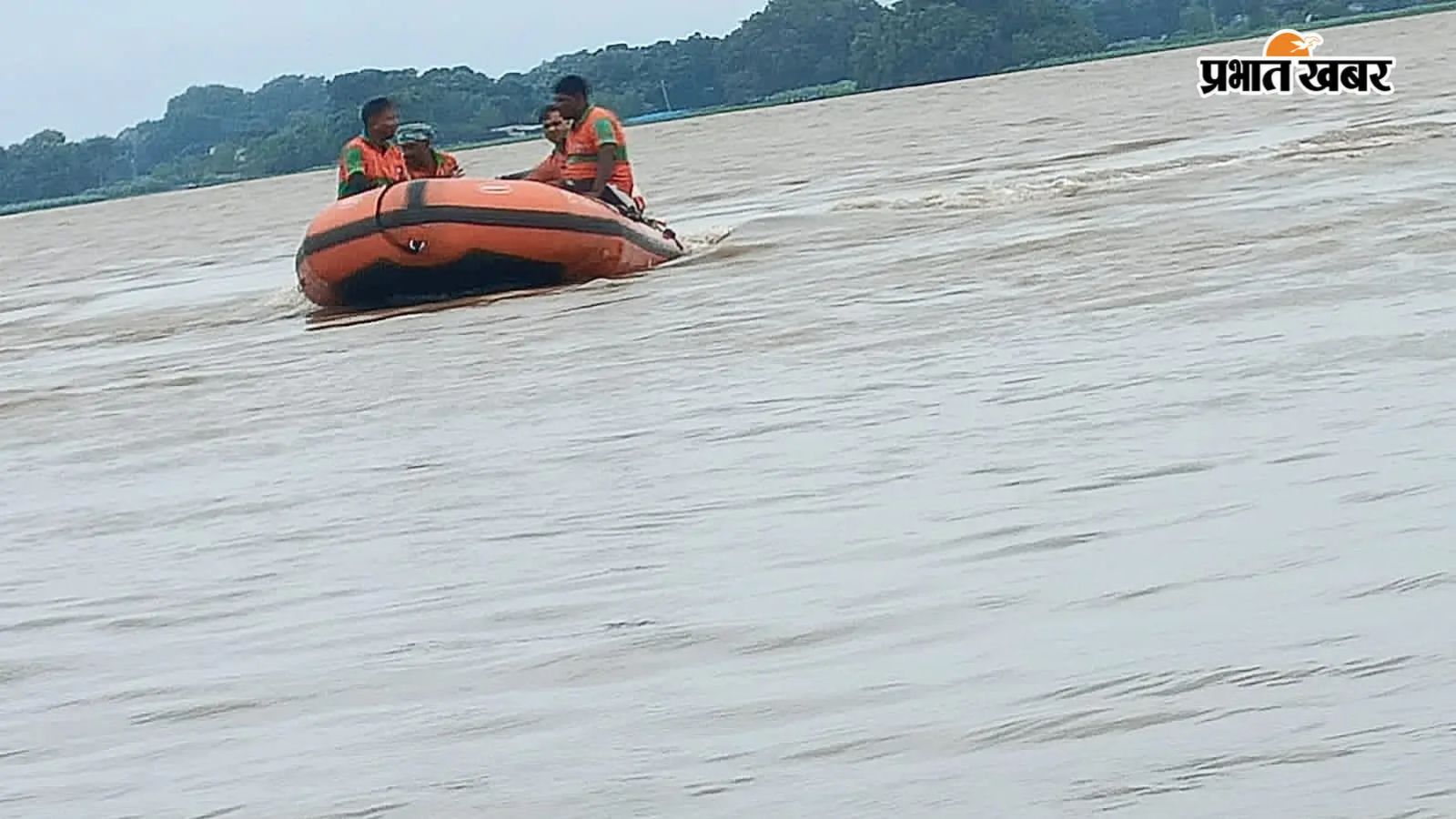 गंगा जी में नाव से निगरानी करती एनडीआरएफ की टीम