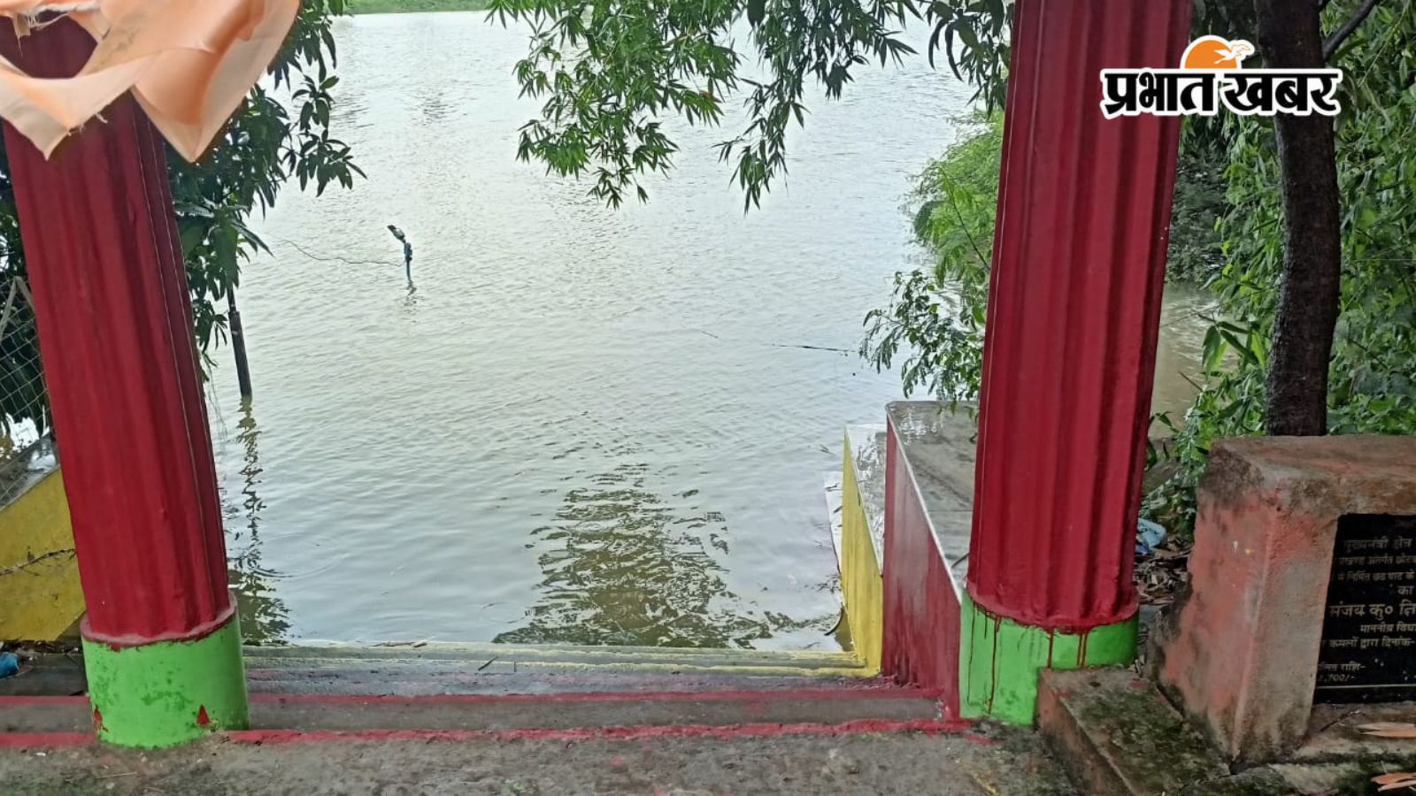 सीढ़ियों पर चढ़ा गंगा जी का पानी