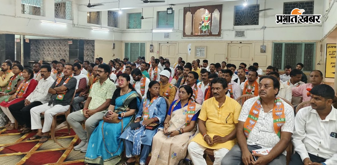 बैठक को संबोधित करते पूर्व विधायक बिरंची नारायण, उपस्थित पार्टी के नेता व कार्यकर्ता. | Prabhat Khabar Network