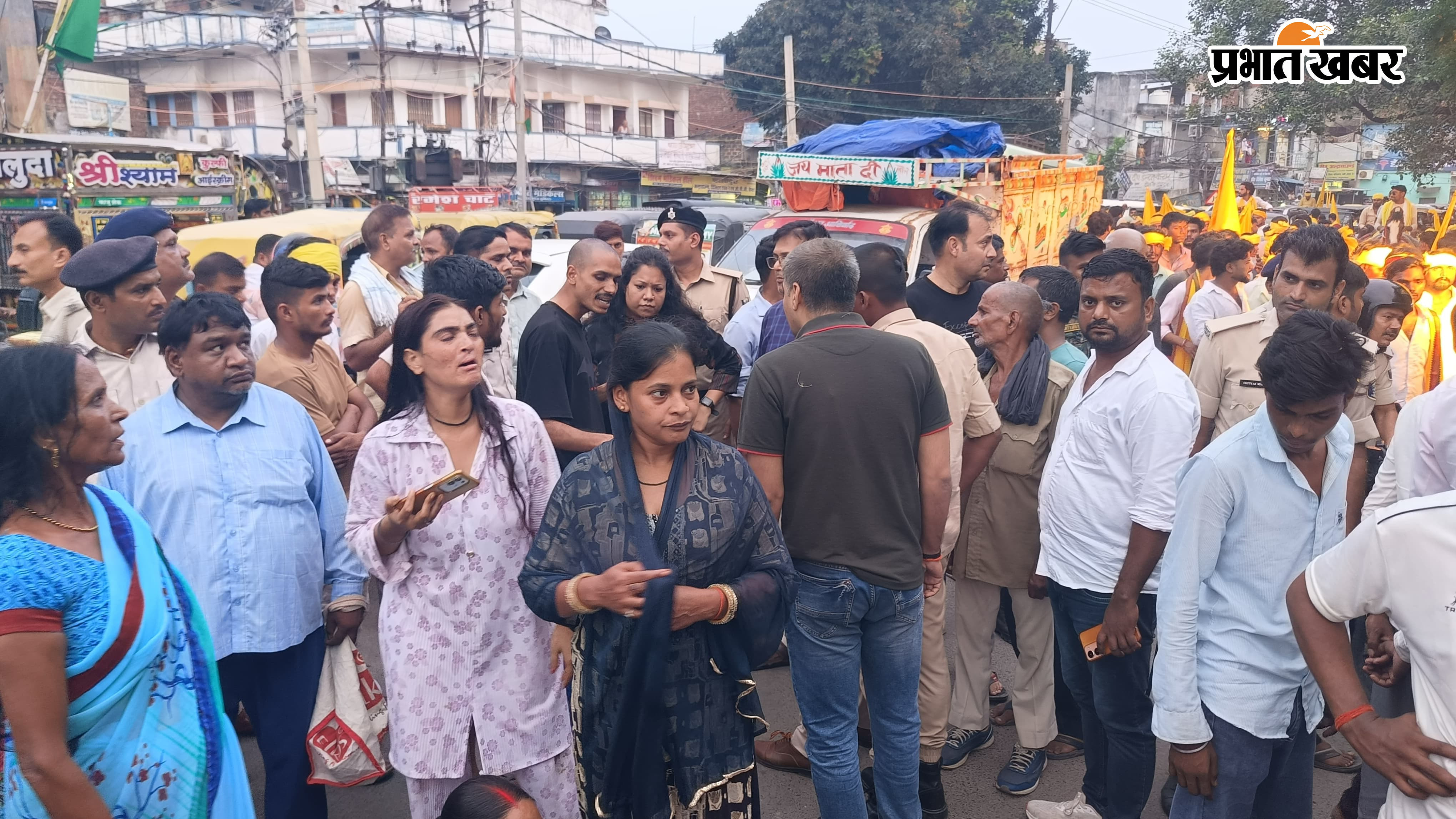 युवक की मौत के बाद सड़क जाम किये लोग  | Prabhat Khabar Network