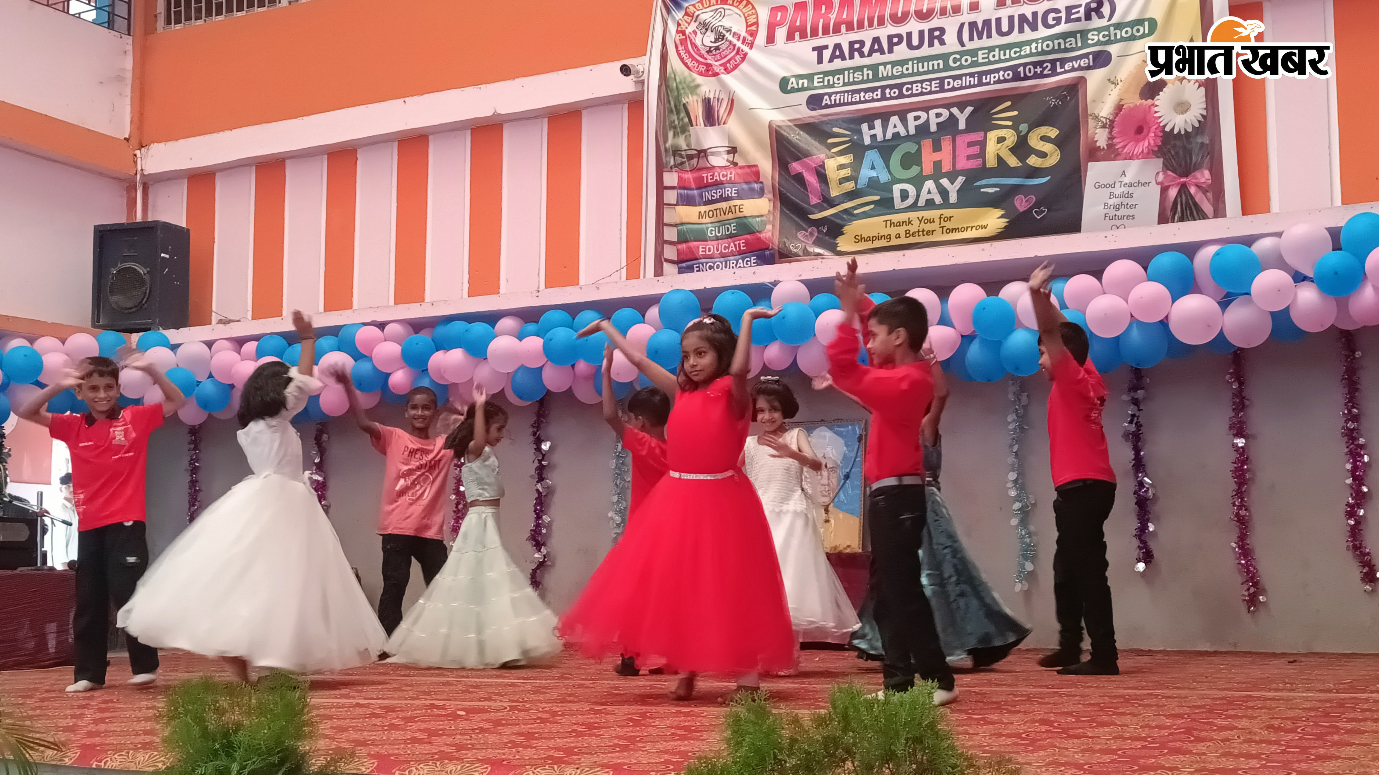 फोटो कैप्शन पारामाउंट एकेडमी तारापुर में शिक्षक दिवस समारोह के दौरान डॉ. सर्वपल्ली राधाकृष्णन के चित्र पर माल्यार्पण करते शिक्षक-शिक्षिकाएं और सांस्कृतिक कार्यक्रम प्रस्तुत करतीं छात्राएं. | Prabhat Khabar Network