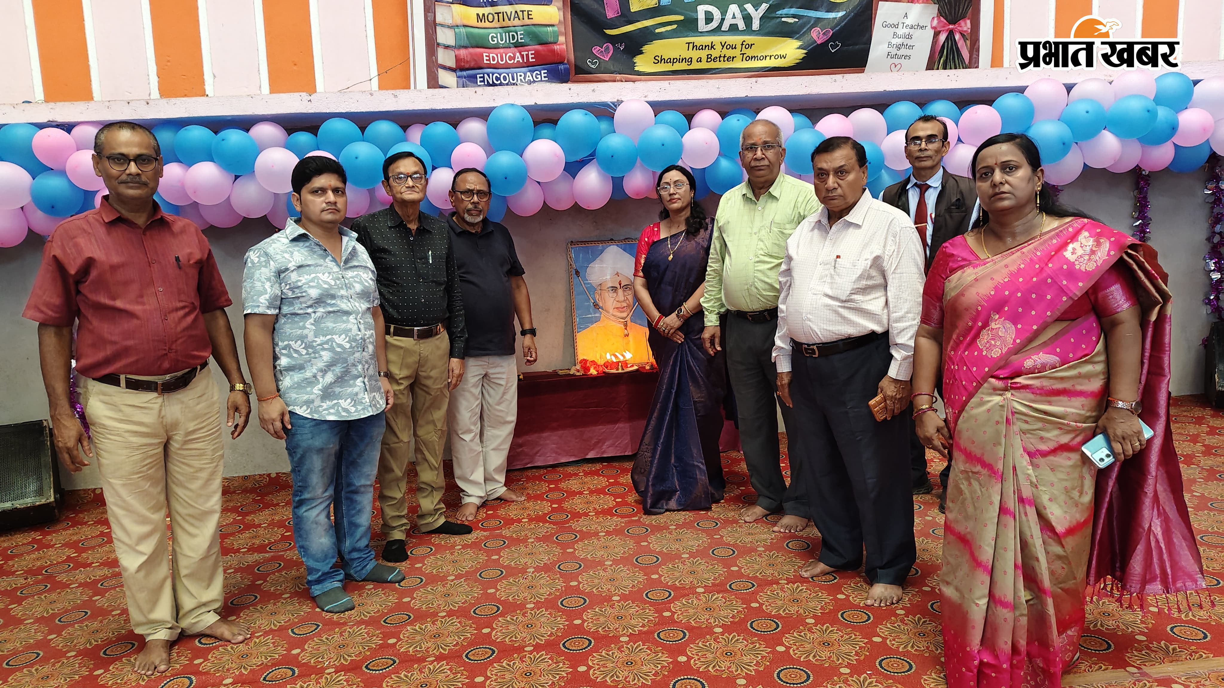 फोटो कैप्शन पारामाउंट एकेडमी तारापुर में शिक्षक दिवस समारोह के दौरान डॉ. सर्वपल्ली राधाकृष्णन के चित्र पर माल्यार्पण करते शिक्षक-शिक्षिकाएं और सांस्कृतिक कार्यक्रम प्रस्तुत करतीं छात्राएं. | Prabhat Khabar Network