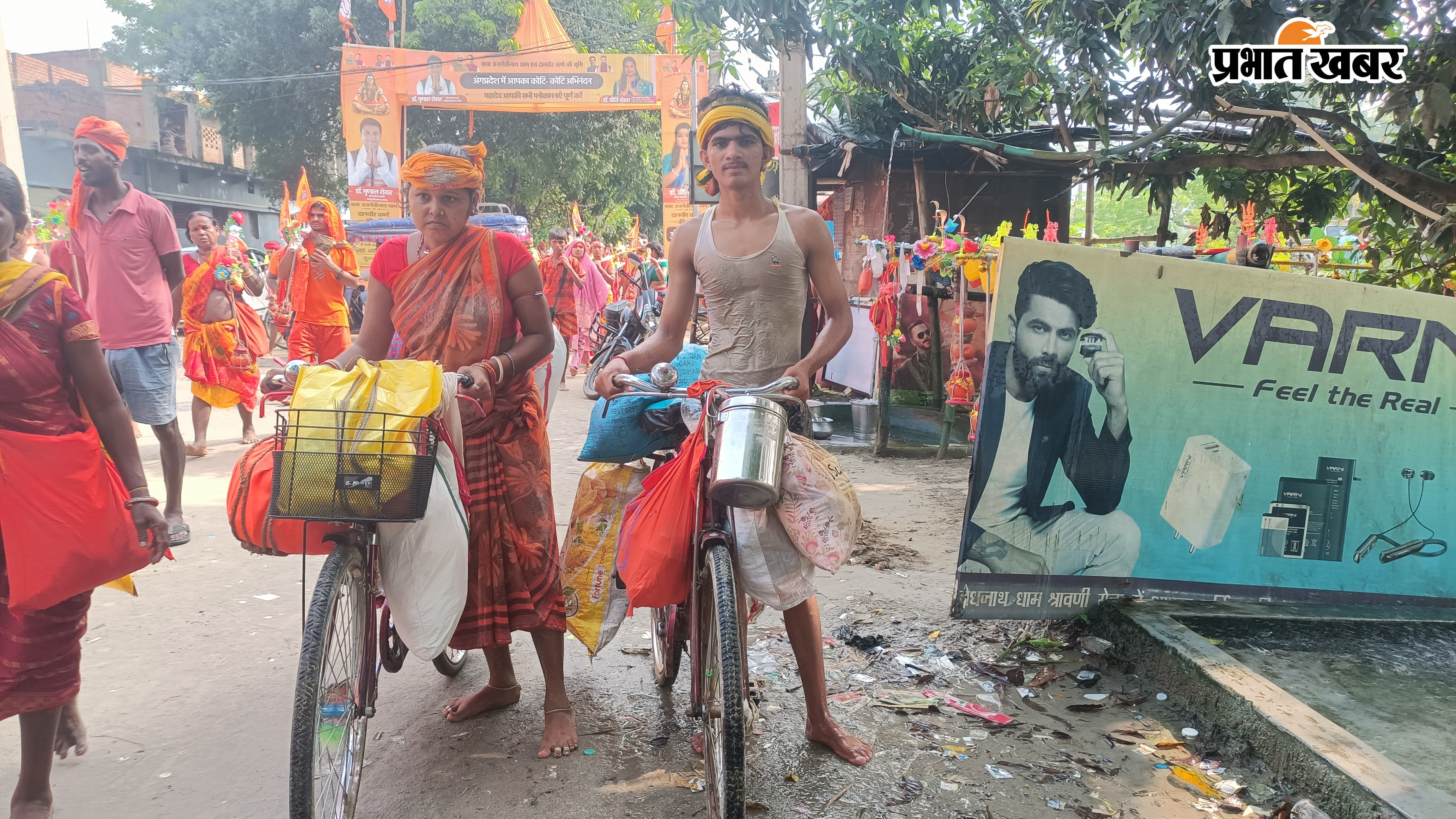 फोटो कैप्शन: कच्ची कमरिया पथ पर बीमार पिता के थकने पर दंड प्रणाम कर यात्रा आगे बढ़ाती 12 वर्षीय शीला कुमारी और साइकिल पर रसद सामग्री लेकर साथ चलता परिवार. | Prabhat Khabar Network