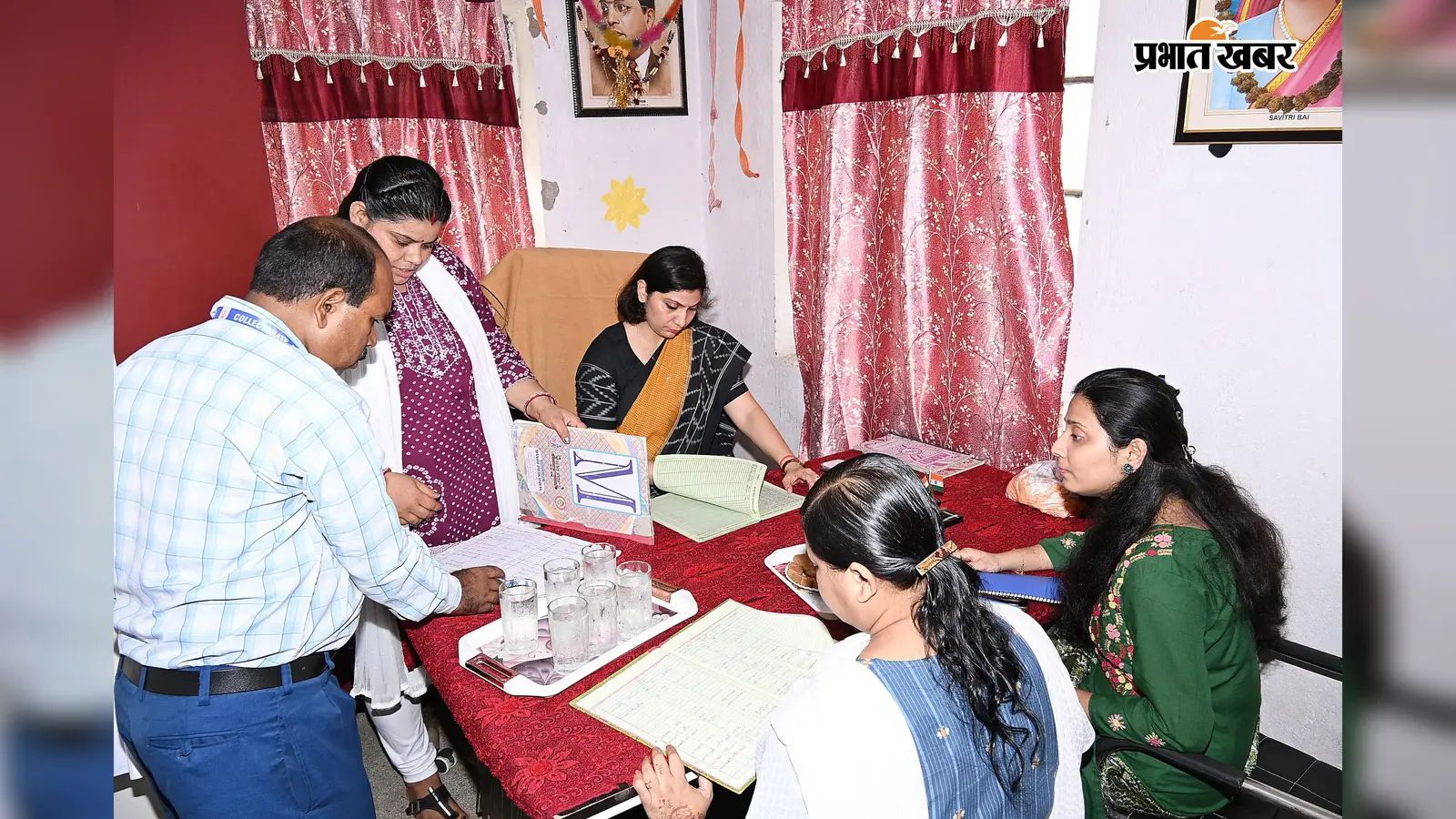 निरीक्षण करती जिलाधिकारी
