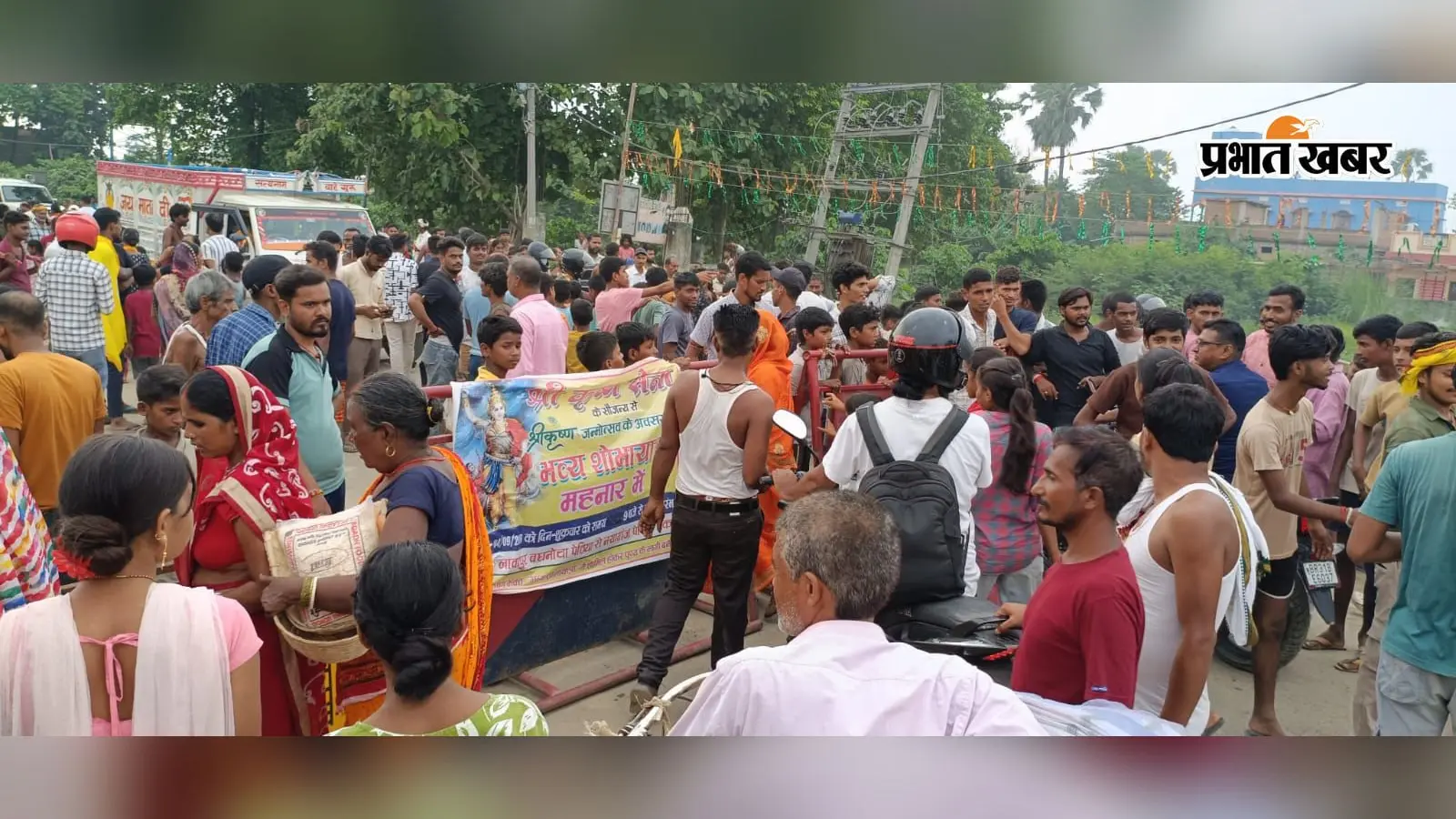 वैशाली: सहदेई बुजुर्ग में एनएच 122बी पार कर गांवों में घुसा गंगा का पानी; गनियारी रिंग बांध डूबा, नाराज ग्रामीणों ने मुख्य मार्ग किया जाम