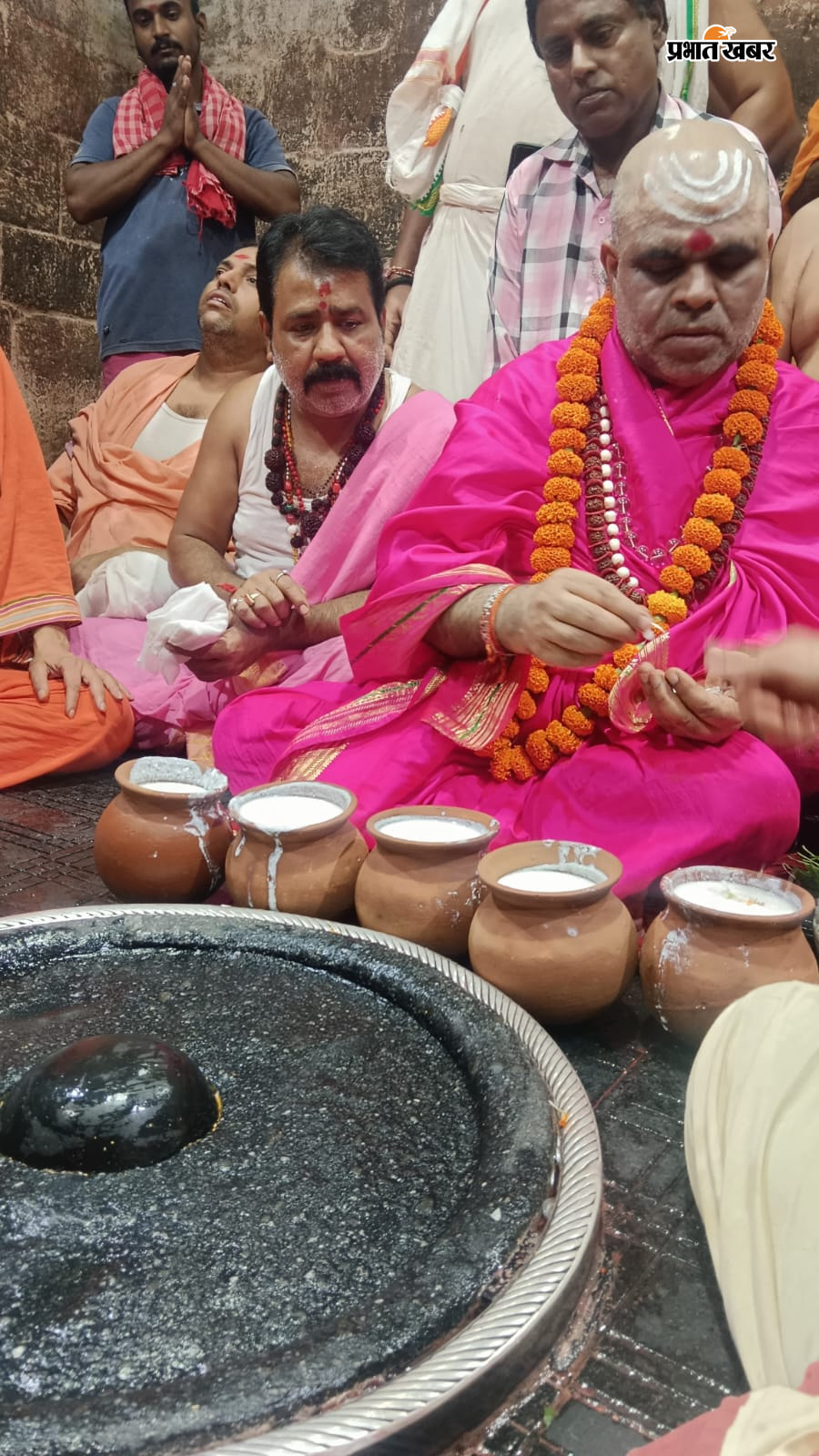 बाबा मंदिर में दही कादबो परंपरा का निर्वहन करते सरदार पंडा श्रीश्री गुलाब नंद ओझा | Prabhat Khabar Network