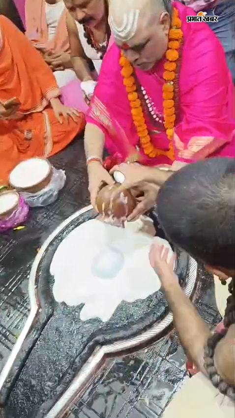बाबा को दही चढ़ाते सरदार पंडा. | Prabhat Khabar Network