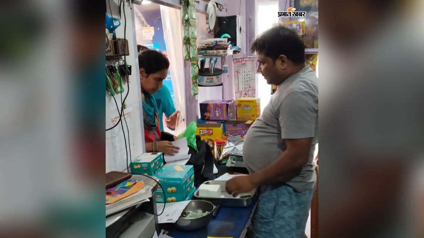 नकली पनीर की शिकायत पर दाउदनगर में छापेमारी, होटल में मिली खराब मिठाई; मौके पर नष्ट कराई